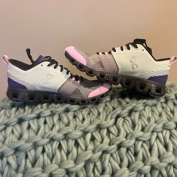 On Cloud sneakers - Picture 1 of 3